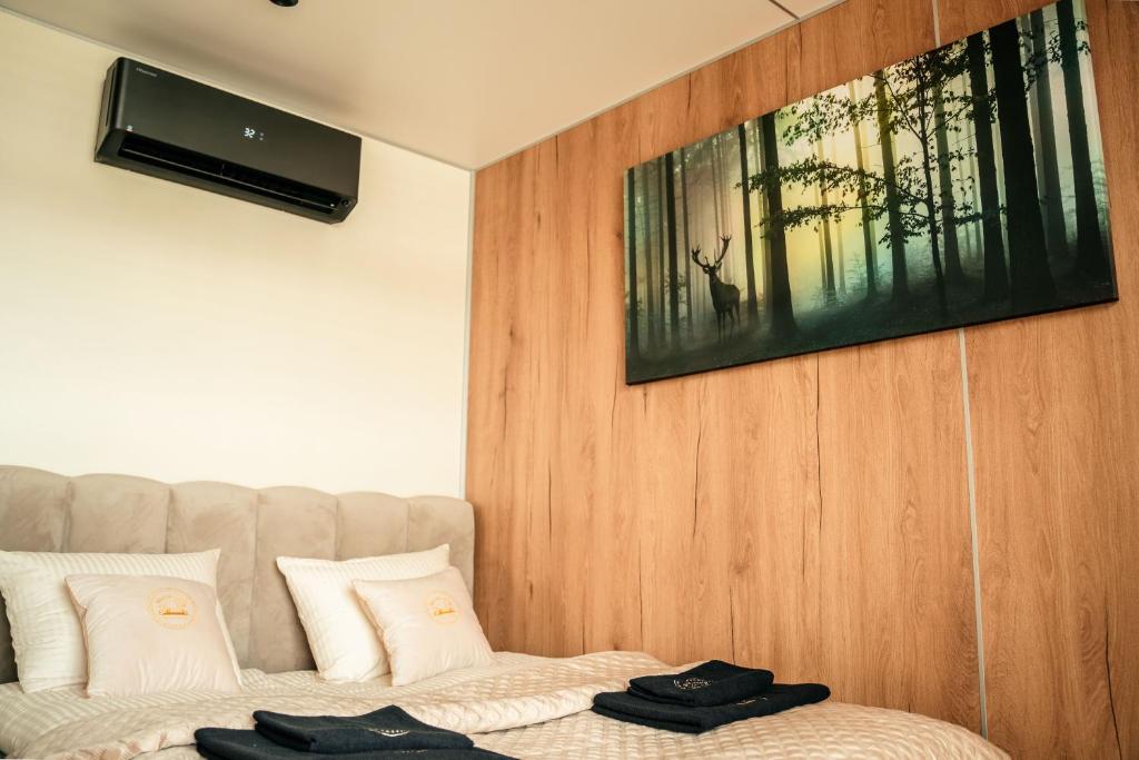 TV a/nebo společenská místnost v ubytování Góralski Harem Osada Glamp & Glass z Jacuzzi i Balią