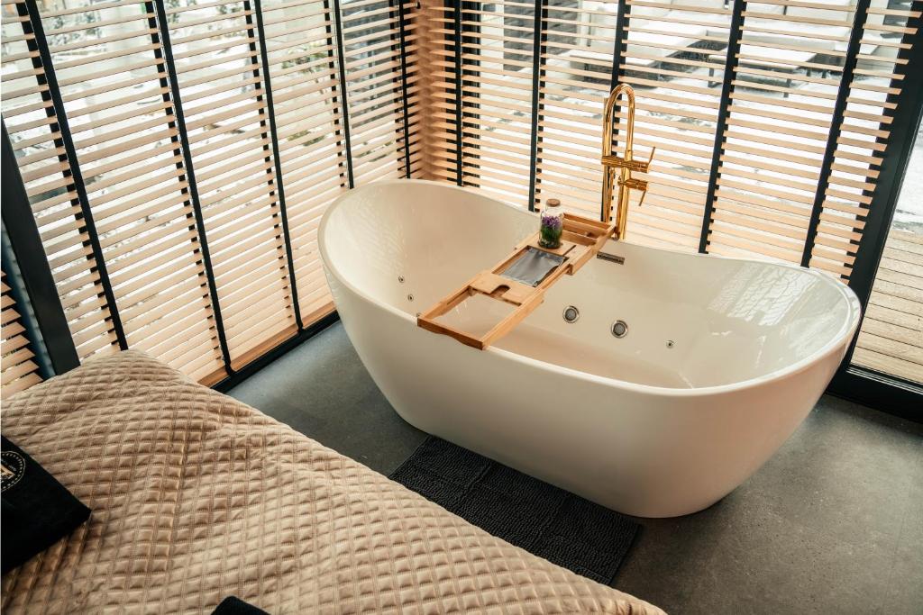 Koupelna v ubytování Góralski Harem Osada Glamp & Glass z Jacuzzi i Balią
