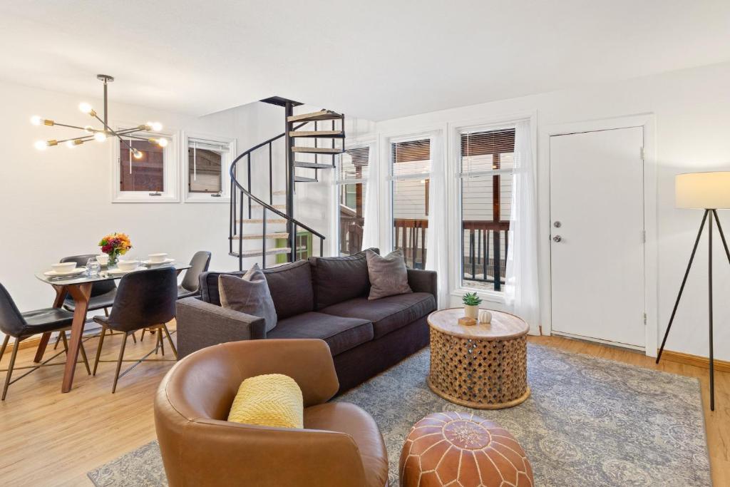 Χώρος καθιστικού στο Comfort, Style, Short Walk to Town Park & Gondola condo