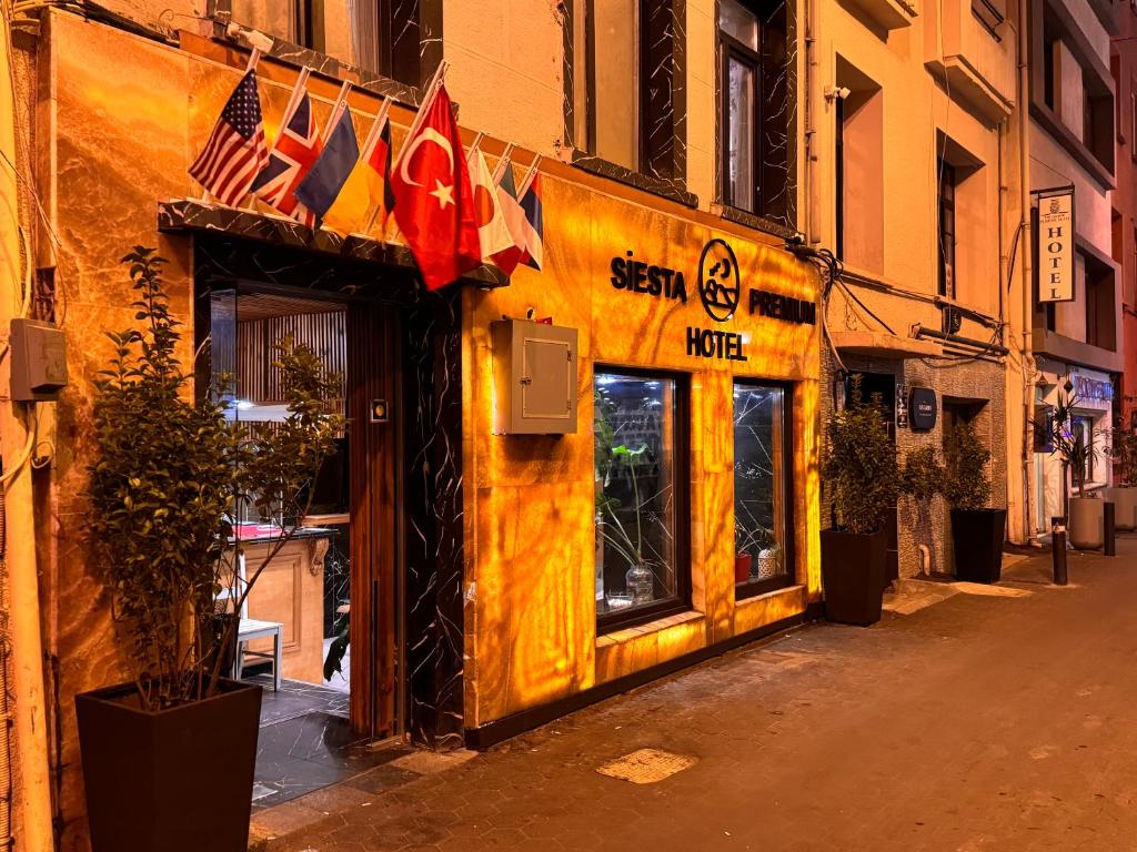 una tienda con banderas en la parte delantera de un edificio en Siesta Premium Hotel, en Estambul