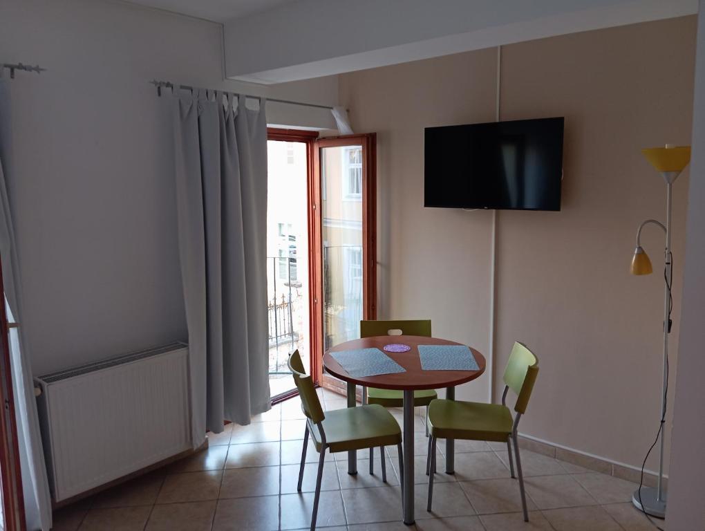 TV a/nebo společenská místnost v ubytování Szent Kristóf Apartmanhotel