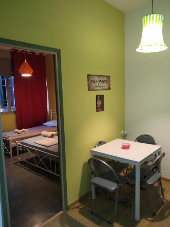 Postel nebo postele na pokoji v ubytování Acropolis Plaka Ermou Rooms