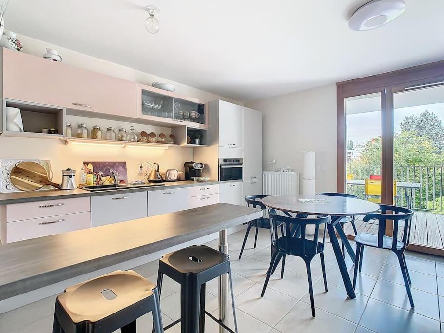 Kuchyň nebo kuchyňský kout v ubytování Le 56, 2 chambres, terrasse, Voiron