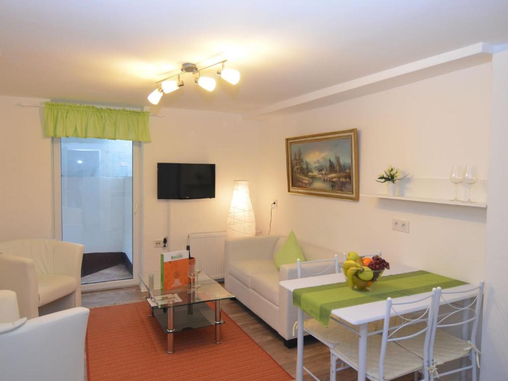- un salon avec un canapé et une table dans l'établissement Spacious holiday home with terrace, à Schmallenberg