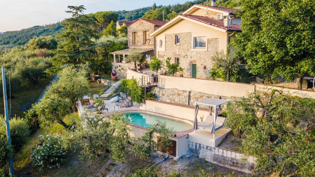 une vue aérienne d'une maison avec piscine dans l'établissement Le Due Terre Farmhouse, à Monsummano