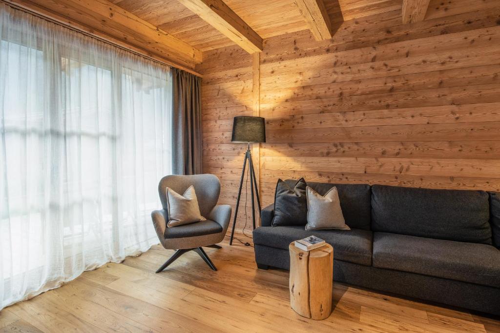 Posezení v ubytování Valsegg Chalets Südtirol - luxury and private hideaway