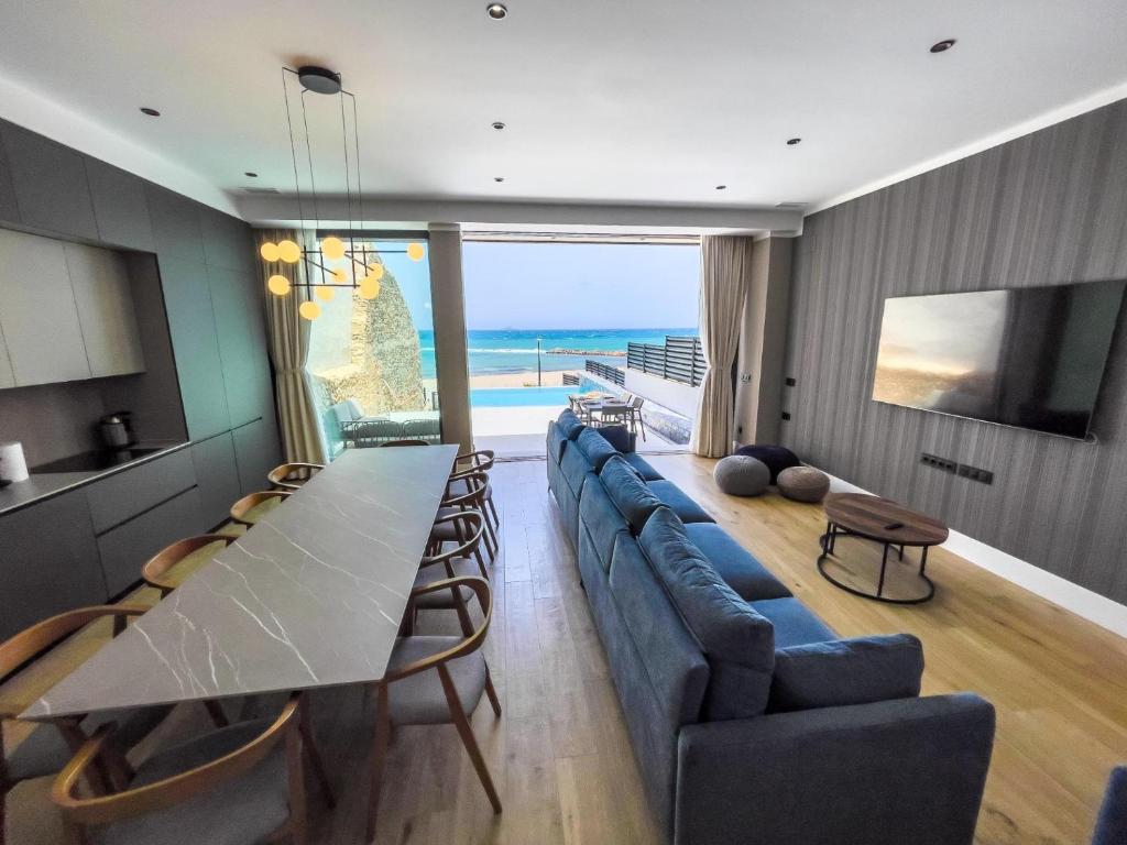 un soggiorno con tavolo, sedie e vista sull'oceano di Cabo de Palos Playa de Levante a Cabo de Palos