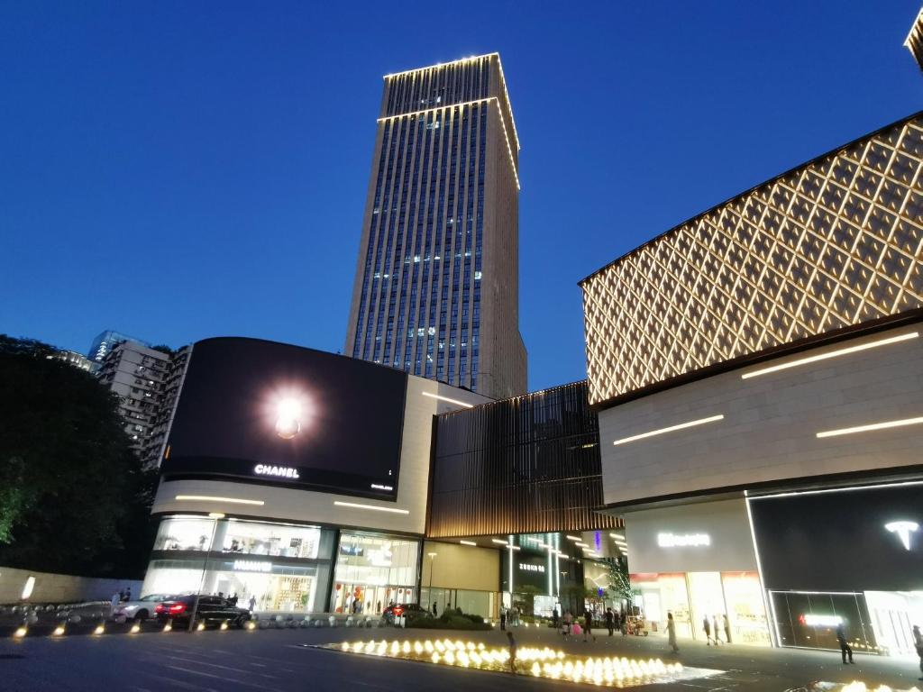 重庆重庆宝柏精品酒店的一座高楼前有大广告牌的建筑