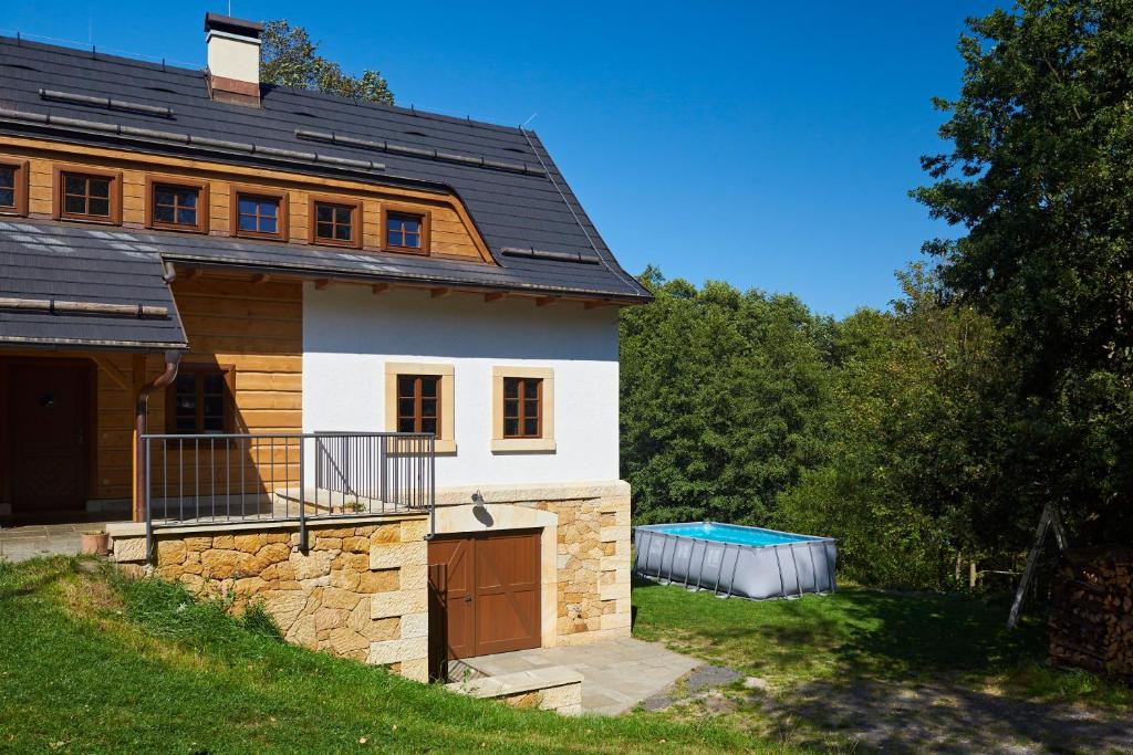 Bazén v ubytování Na jelení stezce nebo v jeho okolí