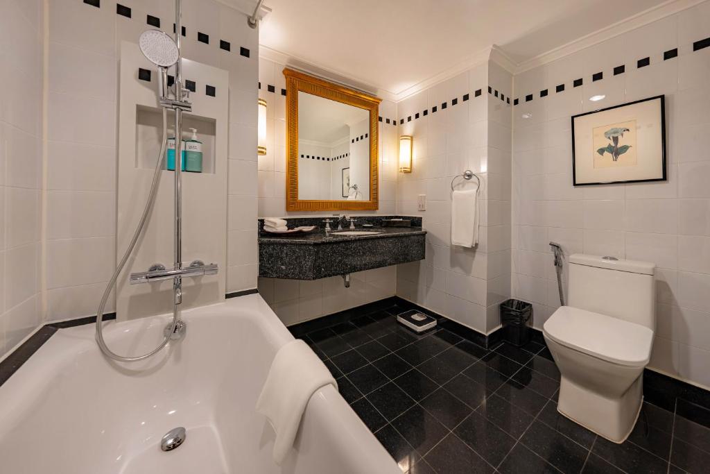 Club Room Club Access with Afternoon Tea and Evening Cocktail, City / Boulevard / River View (subject to availability)