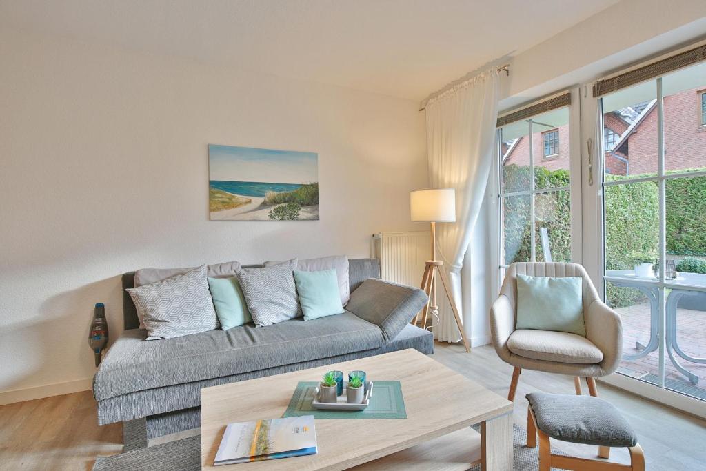ein Wohnzimmer mit Sofa und Tisch in der Unterkunft Residenz Alte Bergstraße Residenz Alte Bergstrasse Appartement 5 in Scharbeutz