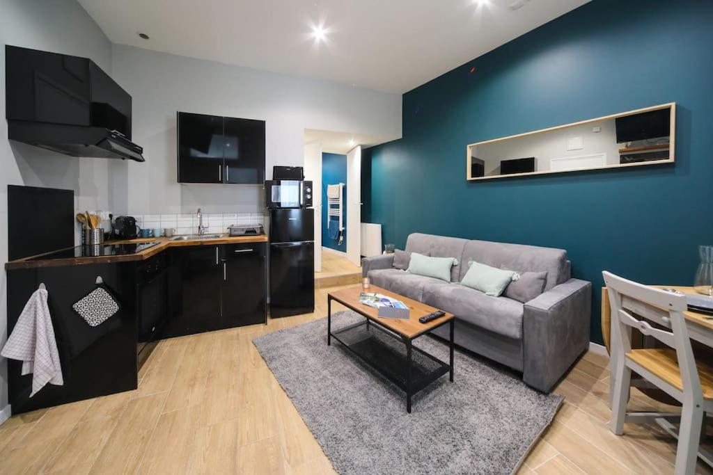 un salon avec un canapé et une cuisine dans l'établissement Le Havre de Maïa - Centre ville - 4 personnes, au Havre