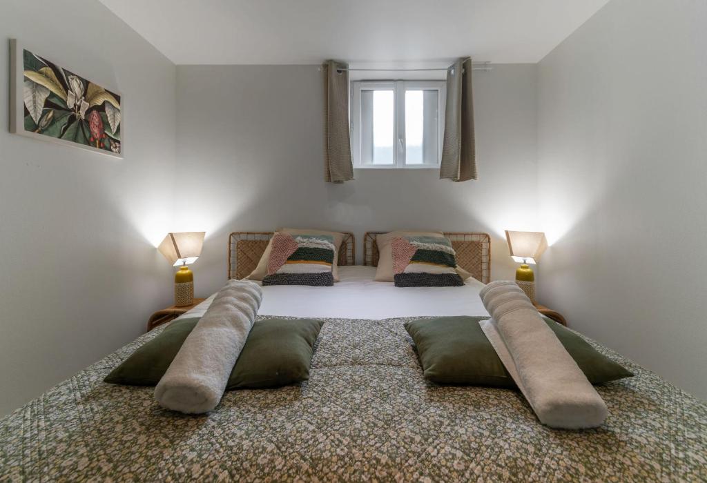 Postel nebo postele na pokoji v ubytování Le Charlot - Appartement design avec parking et terrasse