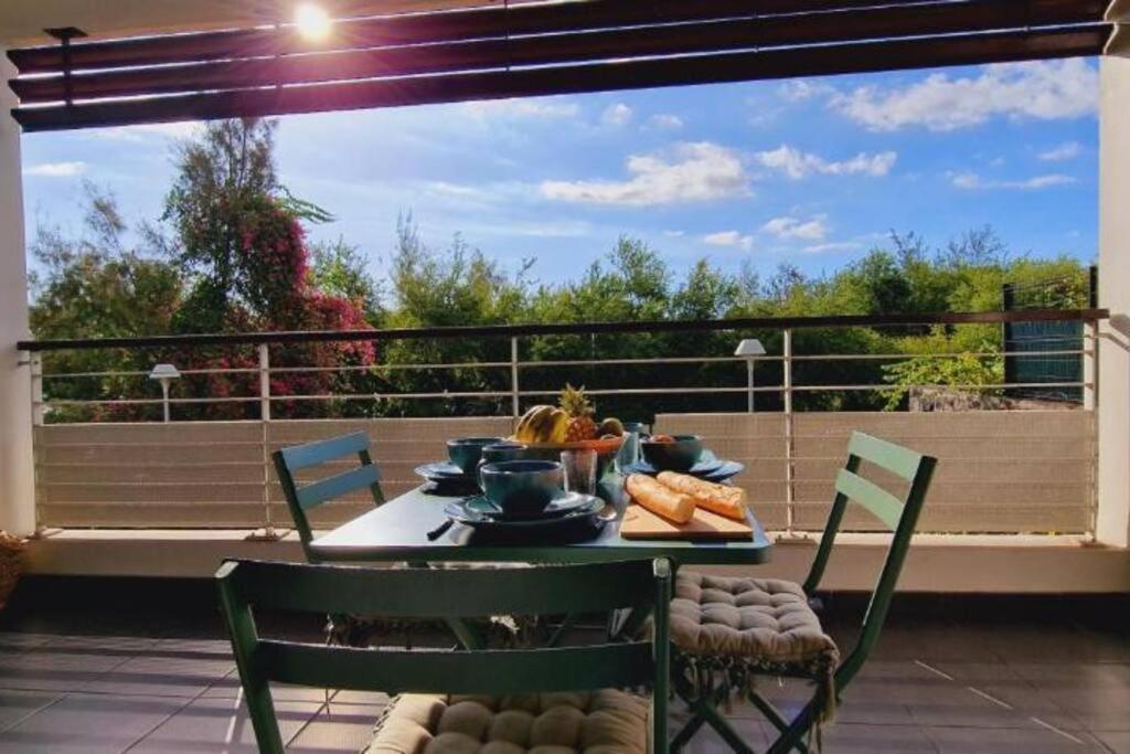 Balkón nebo terasa v ubytování Appt Perle de Corail face au lagon de St-Leu