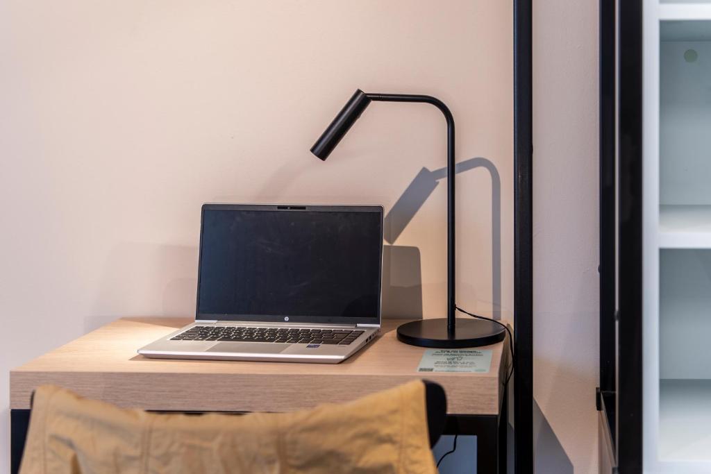 TV a/nebo společenská místnost v ubytování MEININGER Hotel München Zentrum
