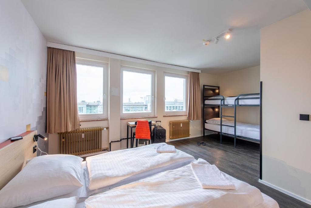 Postel nebo postele na pokoji v ubytování MEININGER Hotel München Zentrum
