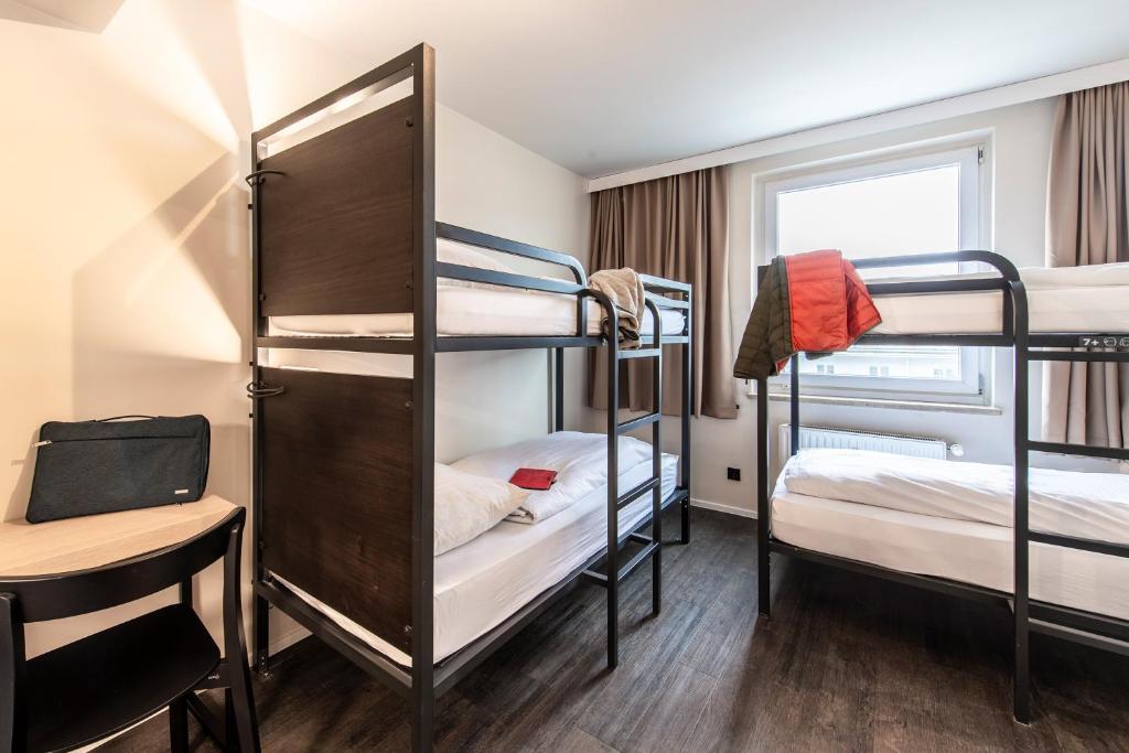 Postel nebo postele na pokoji v ubytování MEININGER Hotel München Zentrum
