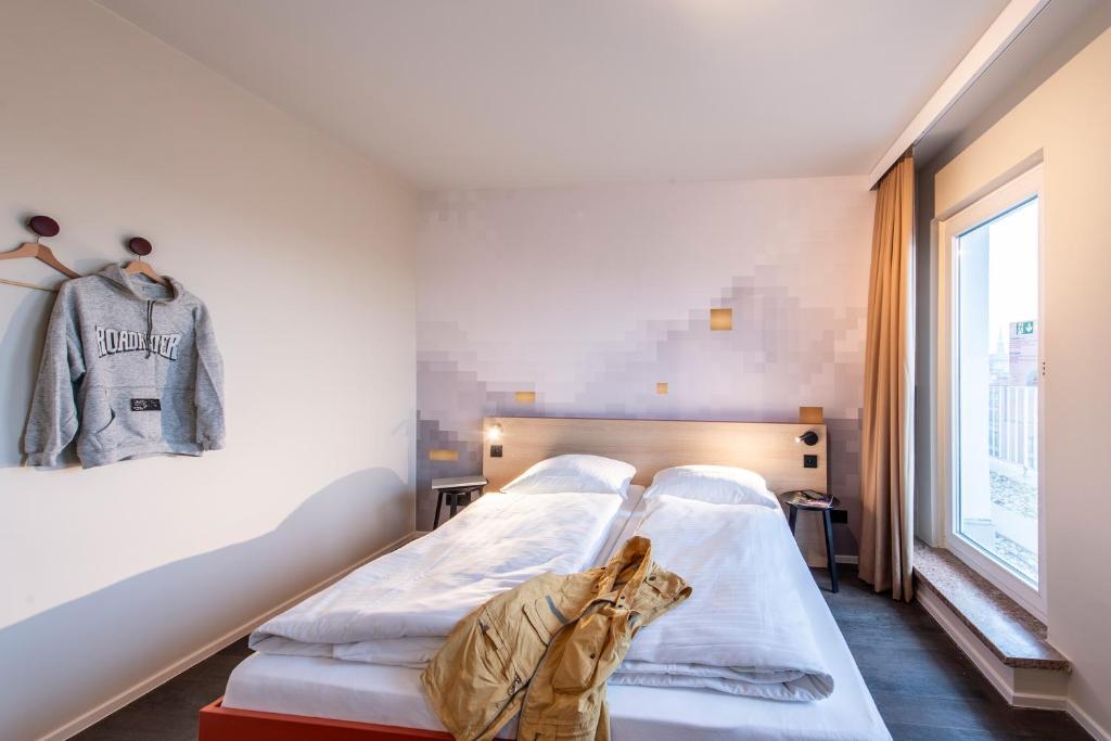 Postel nebo postele na pokoji v ubytování MEININGER Hotel München Zentrum