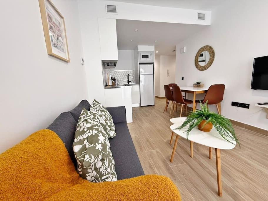 salon z kanapą i stołem w obiekcie Nuevo y céntrico apartamento de playa w mieście Fuengirola