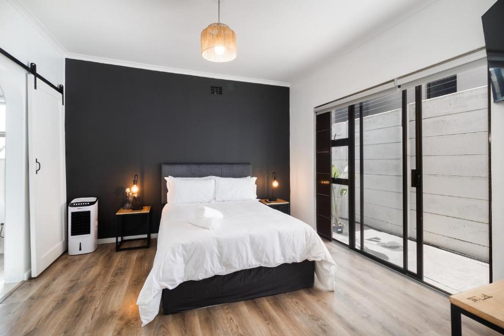 Ένα ή περισσότερα κρεβάτια σε δωμάτιο στο En-suite Room, Walking distance to Kite Beach