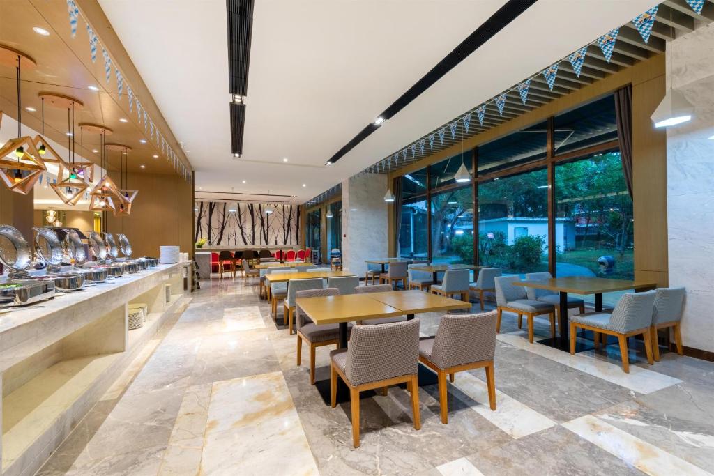 Restaurace v ubytování Guangzhou Baiyun Airport Rejoice by Argyle Hotel Rehe Metro Exit B --Free shuttle bus is provided during the 137th Canton Fair