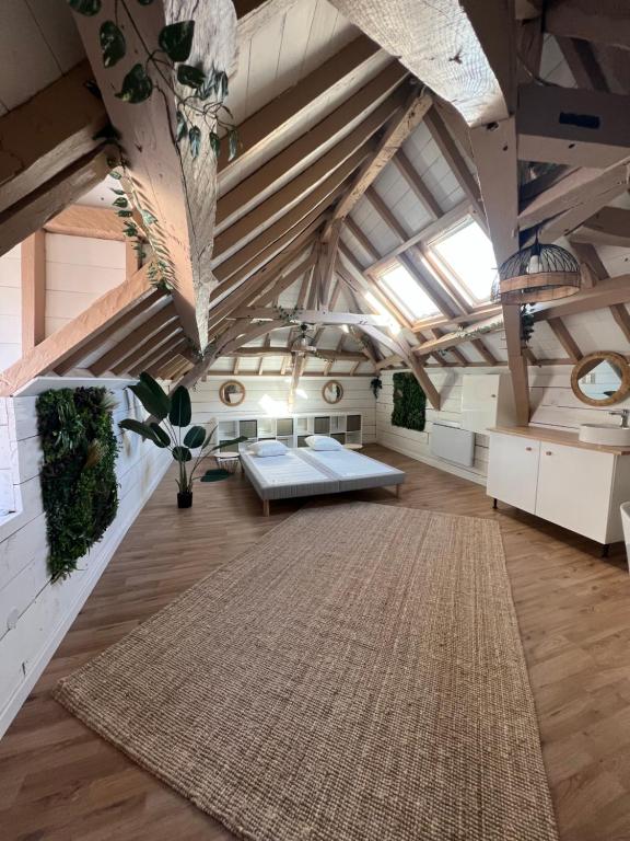 - un grand salon avec un grand tapis et des plafonds en bois dans l'établissement Coeur de ville N2, à Montluçon