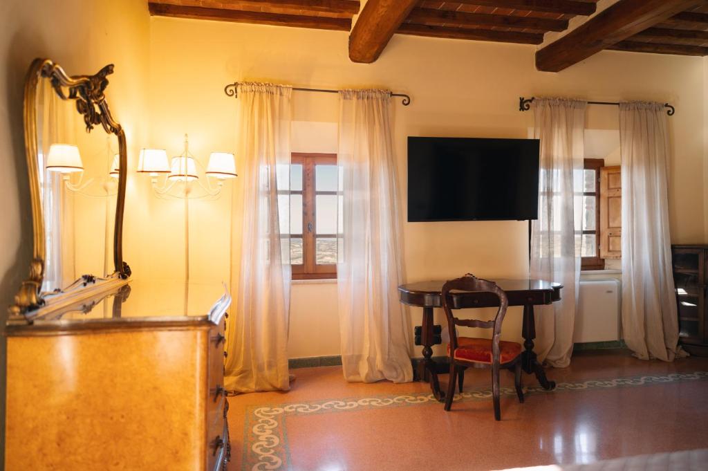 TV a/nebo společenská místnost v ubytování Rocca d'Orcia Suites and Villas