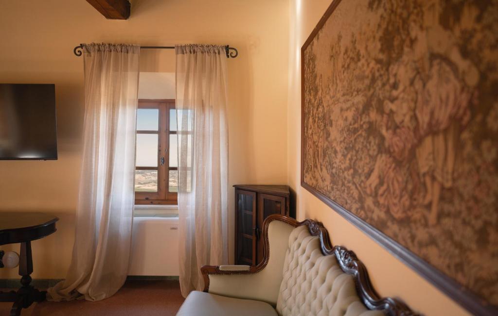 TV a/nebo společenská místnost v ubytování Rocca d'Orcia Suites and Villas