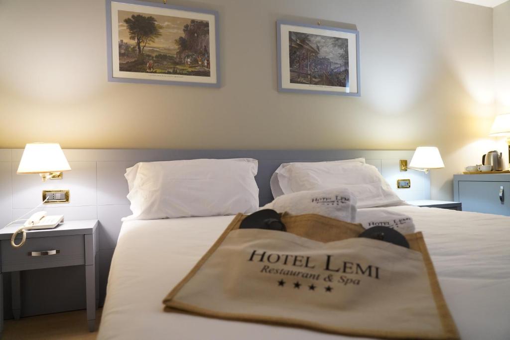 Postel nebo postele na pokoji v ubytování Hotel Lemi