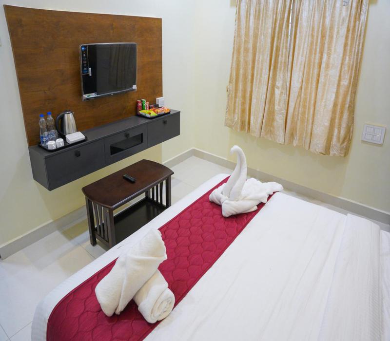 Postel nebo postele na pokoji v ubytování Hotel GSR Srinivasa Inn