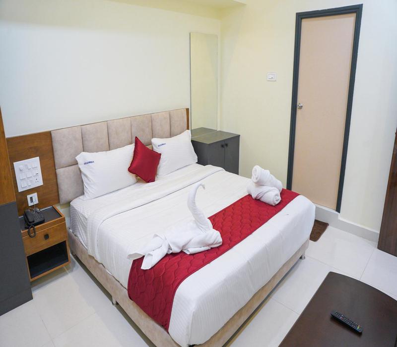 Postel nebo postele na pokoji v ubytování Hotel GSR Srinivasa Inn