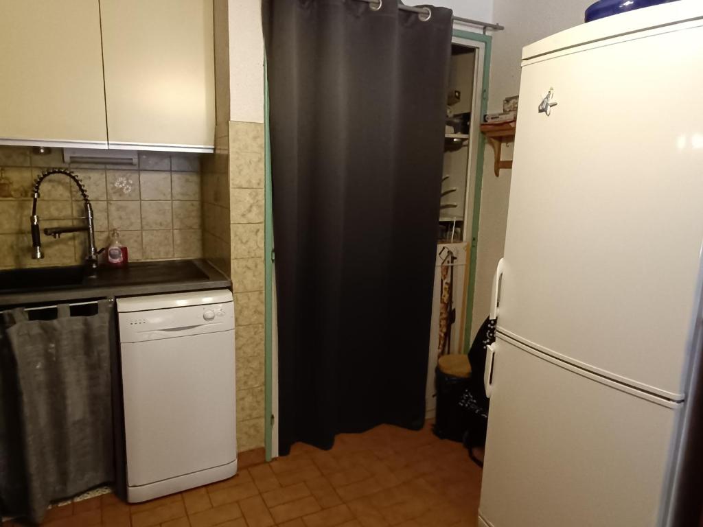 Kuchyňa alebo kuchynka v ubytovaní Pavillon de vacances proche plage et commerces avec parking - 4CAP31