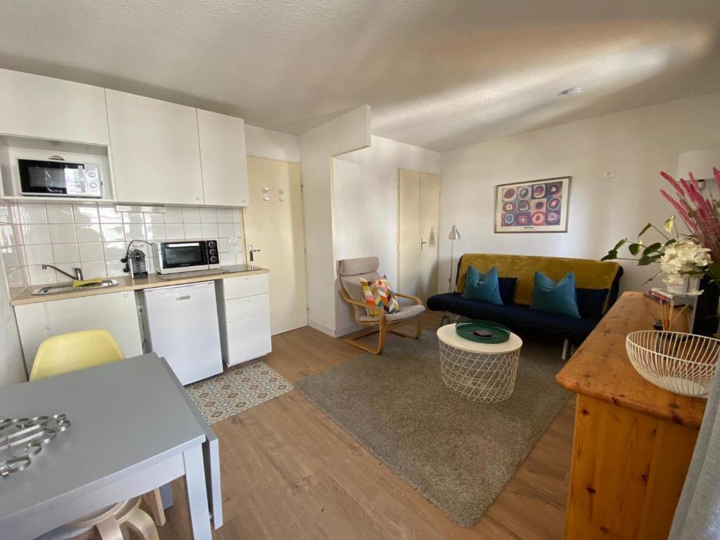 un petit salon avec un canapé et une cuisine dans l'établissement Andromede, à Les Deux Alpes