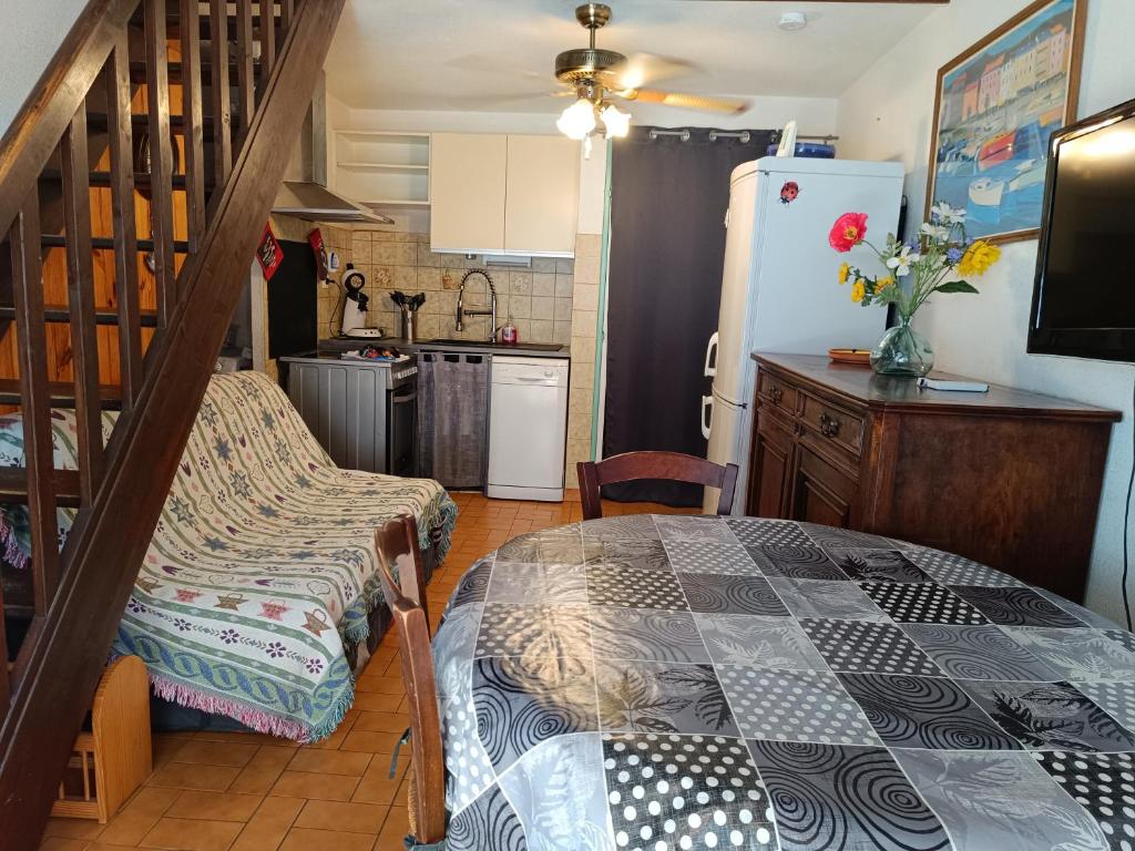 Kuchyňa alebo kuchynka v ubytovaní Pavillon de vacances proche plage et commerces avec parking - 4CAP31