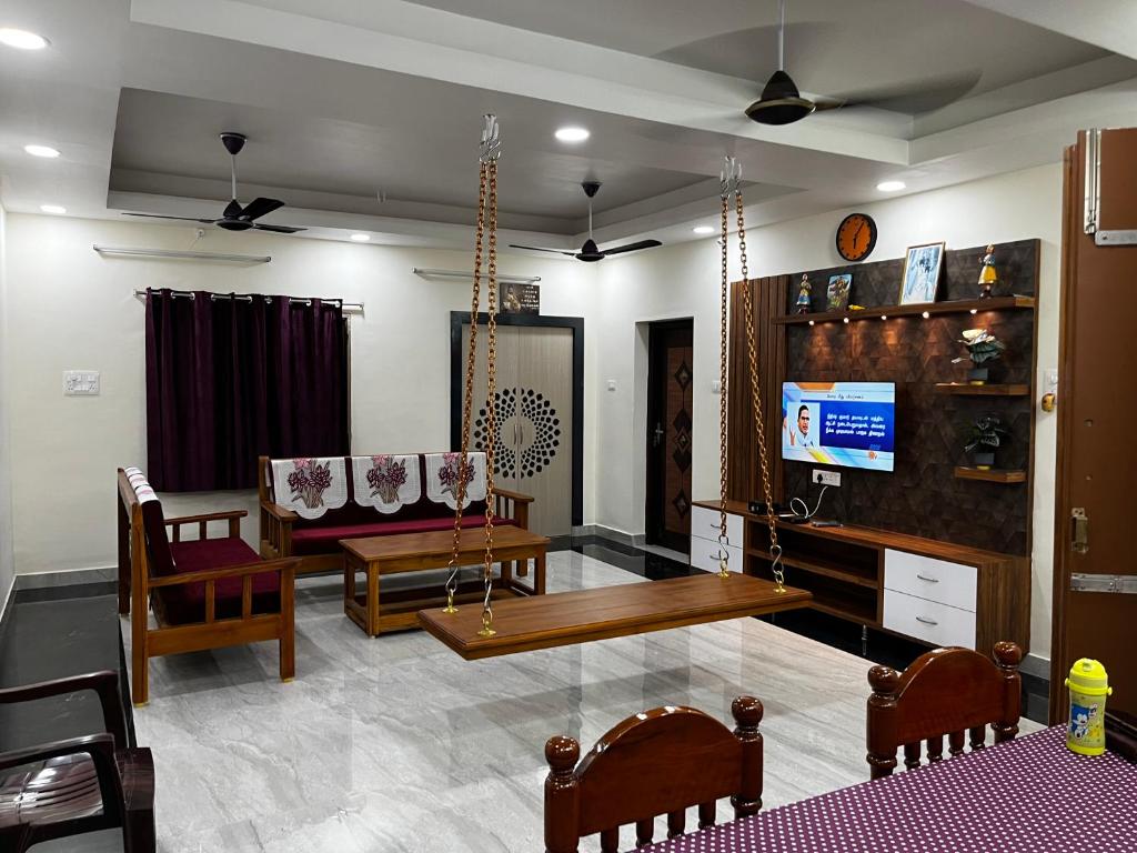 TV a/nebo společenská místnost v ubytování Annai - Home stay 3BHK