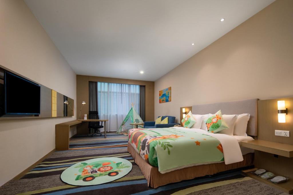 Postel nebo postele na pokoji v ubytování Guangzhou Baiyun Airport Rejoice by Argyle Hotel Rehe Metro Exit B --Free shuttle bus is provided during the 137th Canton Fair