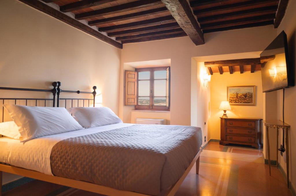 Postel nebo postele na pokoji v ubytování Rocca d'Orcia Suites and Villas