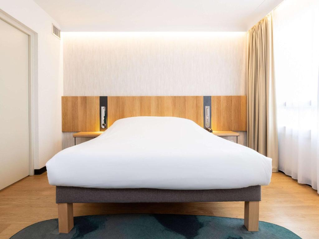 Postel nebo postele na pokoji v ubytování Novotel Suites Montpellier Antigone