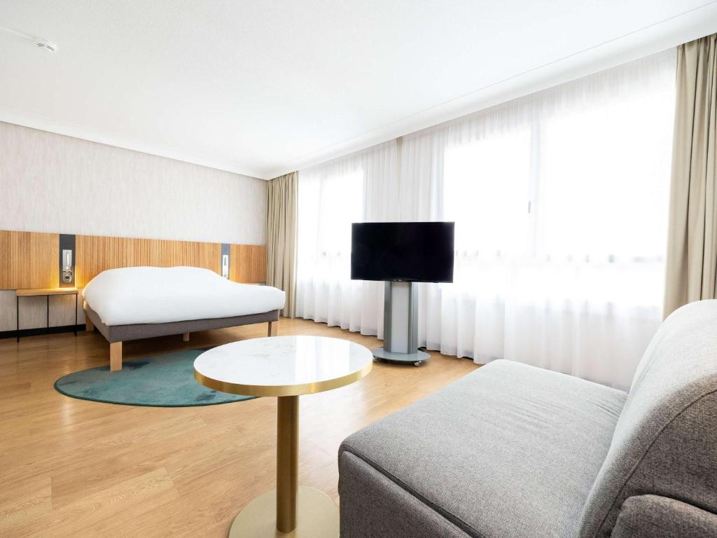 TV a/nebo společenská místnost v ubytování Novotel Suites Montpellier Antigone
