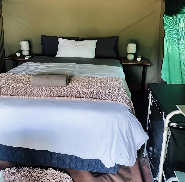 Postel nebo postele na pokoji v ubytování Yebo Safari Tents-Stay Inside Kruger