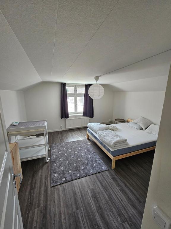 Postel nebo postele na pokoji v ubytování Toppmodern lägenhet i Västerås City