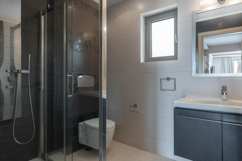 Koupelna v ubytování Kymothoe Elite Suites