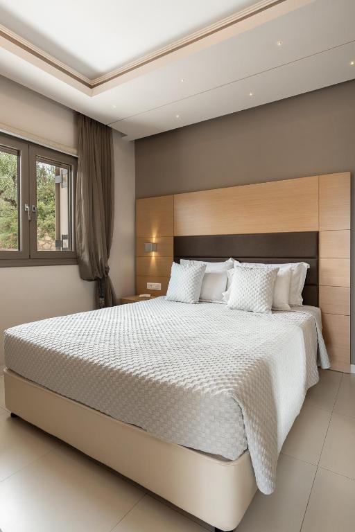 Postel nebo postele na pokoji v ubytování Kymothoe Elite Suites