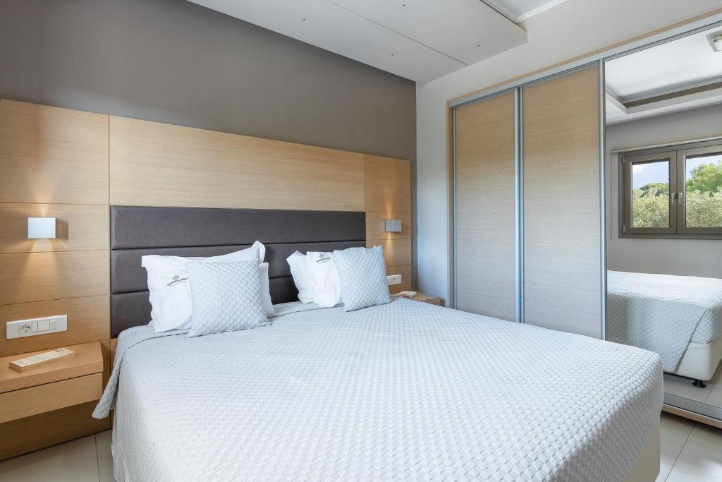 Postel nebo postele na pokoji v ubytování Kymothoe Elite Suites