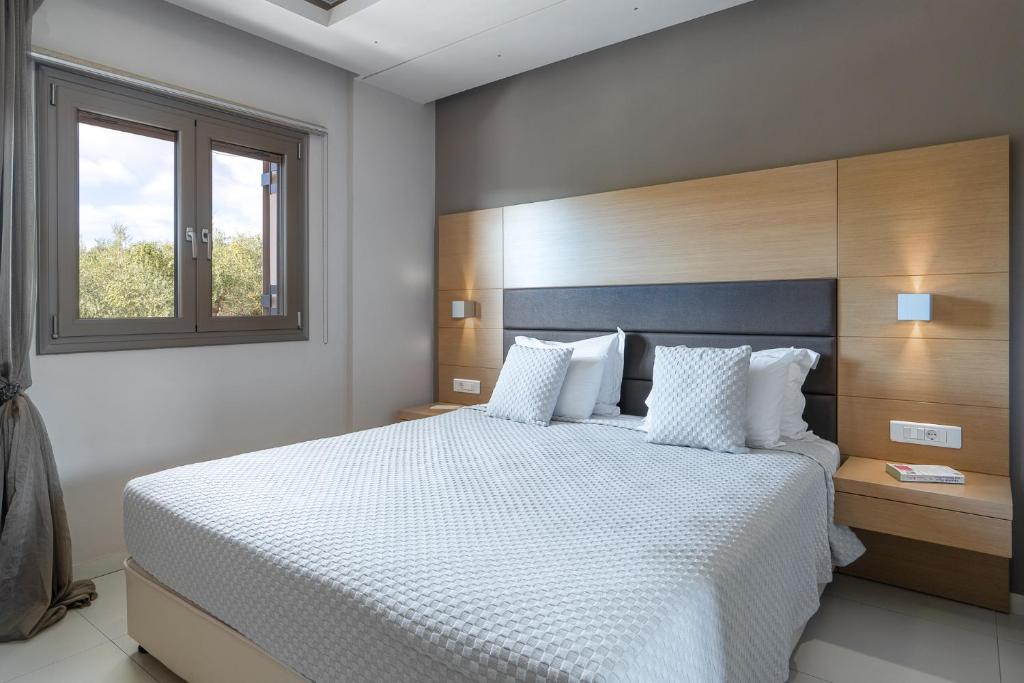 Postel nebo postele na pokoji v ubytování Kymothoe Elite Suites