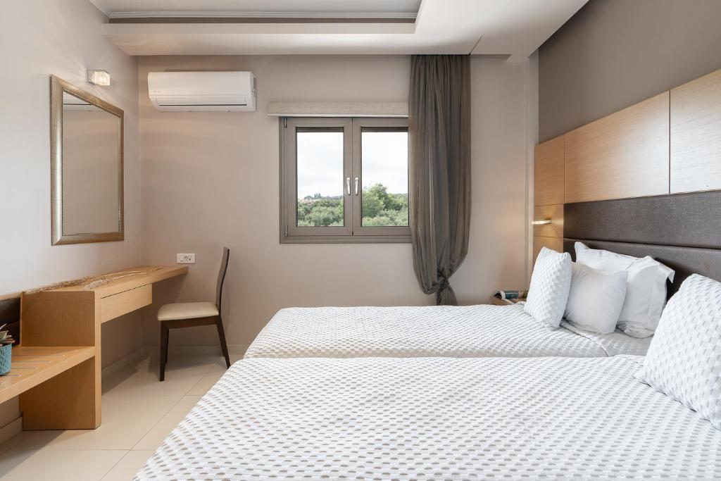 Postel nebo postele na pokoji v ubytování Kymothoe Elite Suites