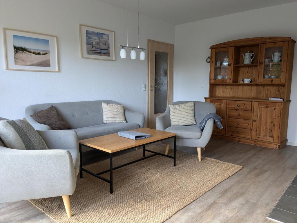 Posezení v ubytování Ferienhaus Hermann mit Garten, Terrasse, Kamin und 300m zum Deich/ Salzwiesen