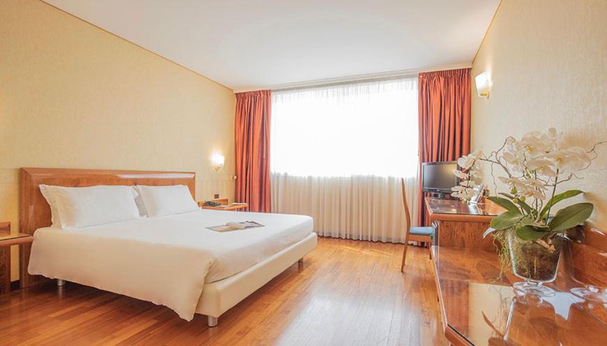 Postel nebo postele na pokoji v ubytování Montresor Hotel Tower