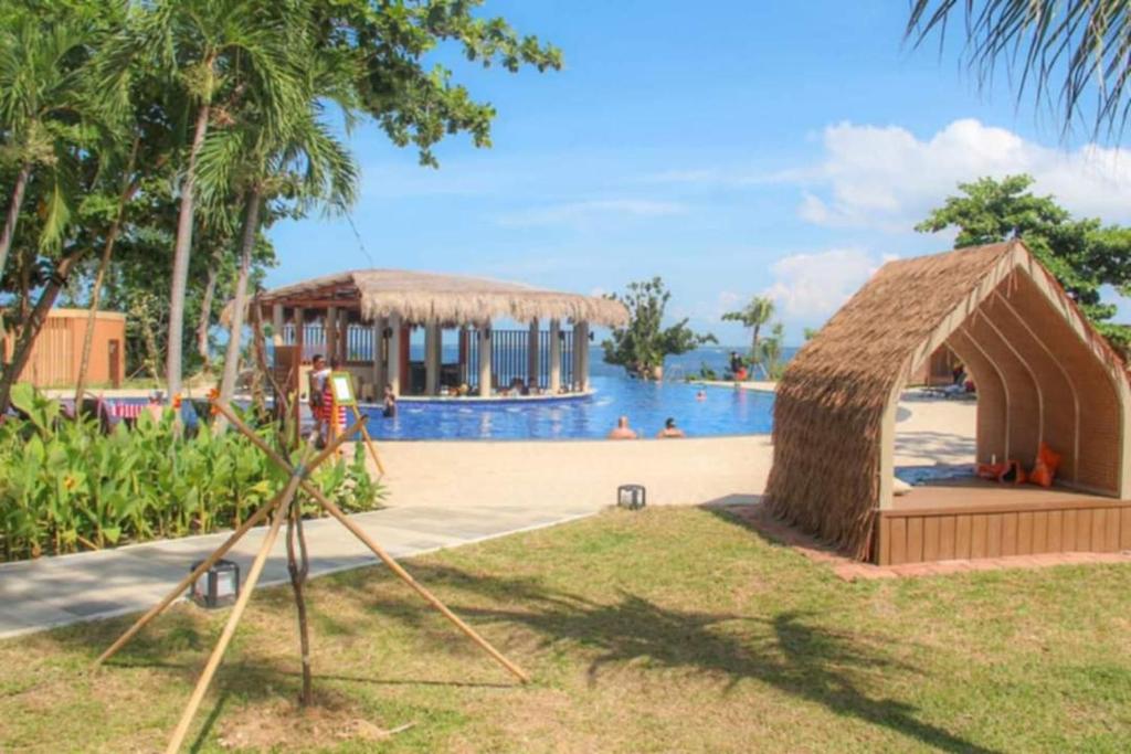 Bazén v ubytování Mactan Newtow Enjoy Family Staycation nebo v jeho okolí