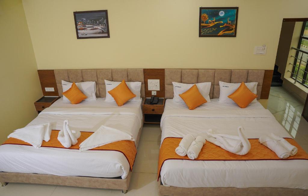 Postel nebo postele na pokoji v ubytování Hotel GSR Srinivasa Inn